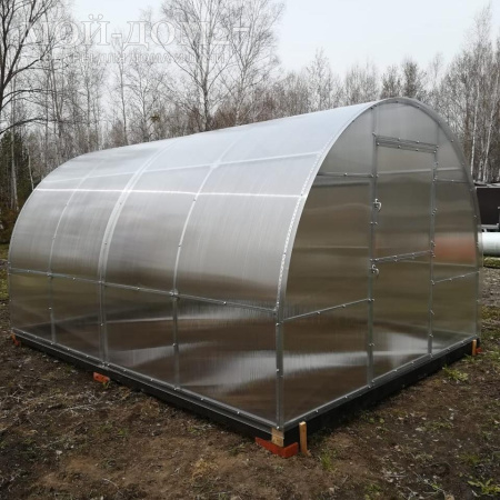 Теплица Крепче 4 метра с поликарбонатом | Мой-Дом27 | Каркас изготовлен из оцинкованной замкнутой трубы 30*20 мм.<br>
 Ширина - 3 метра. Высота - 2,1 метра. Длина 4 метра. <br>
 Выдерживаемая снеговая нагрузка - 130 кг/м2. Выдерживаемая ветровая нагрузка - до 27 м/с.<br>
 Расстояние между дугами 1 метр. Толщина металла дуг 1 мм.<br>
 <b>ЦЕЛЬНОСВАРНЫЕ ТОРЦЫ и ДУГИ</b>. Ширина двери 0,96 метра.<br>